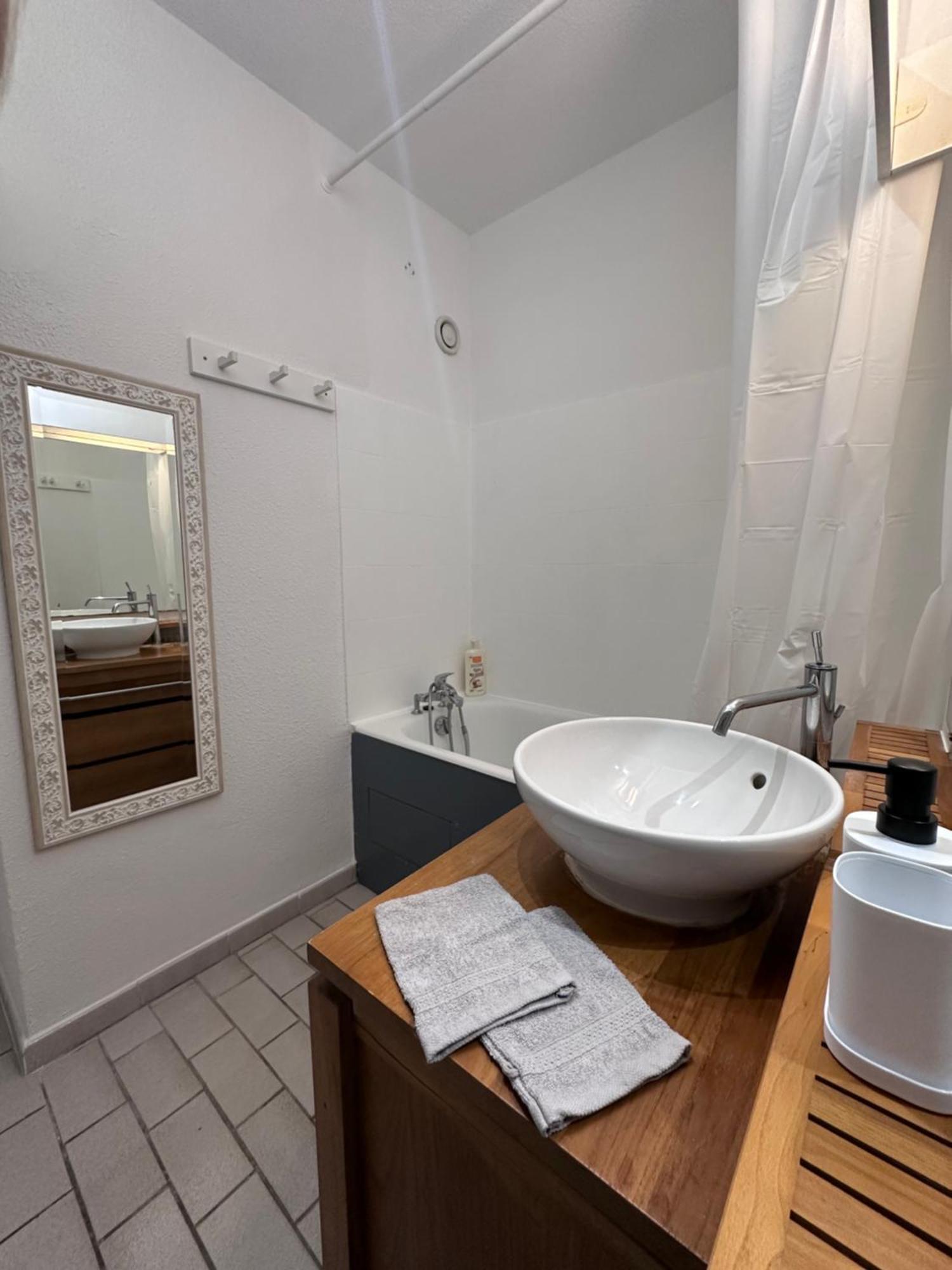 Studio Sur Le Port De Hyeres - A 2Min Des Plages, Clim & Balcon Экстерьер фото