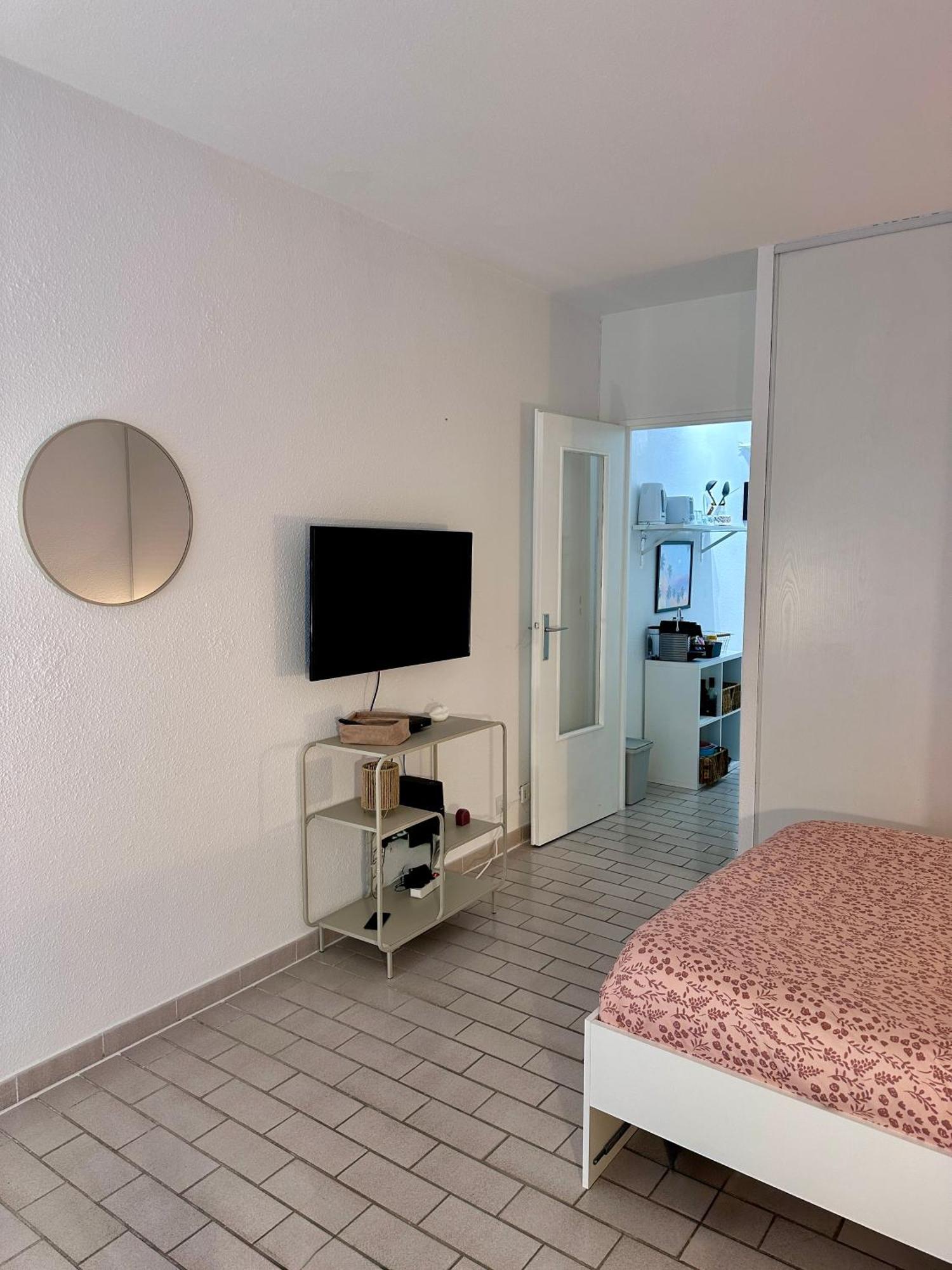 Studio Sur Le Port De Hyeres - A 2Min Des Plages, Clim & Balcon Экстерьер фото