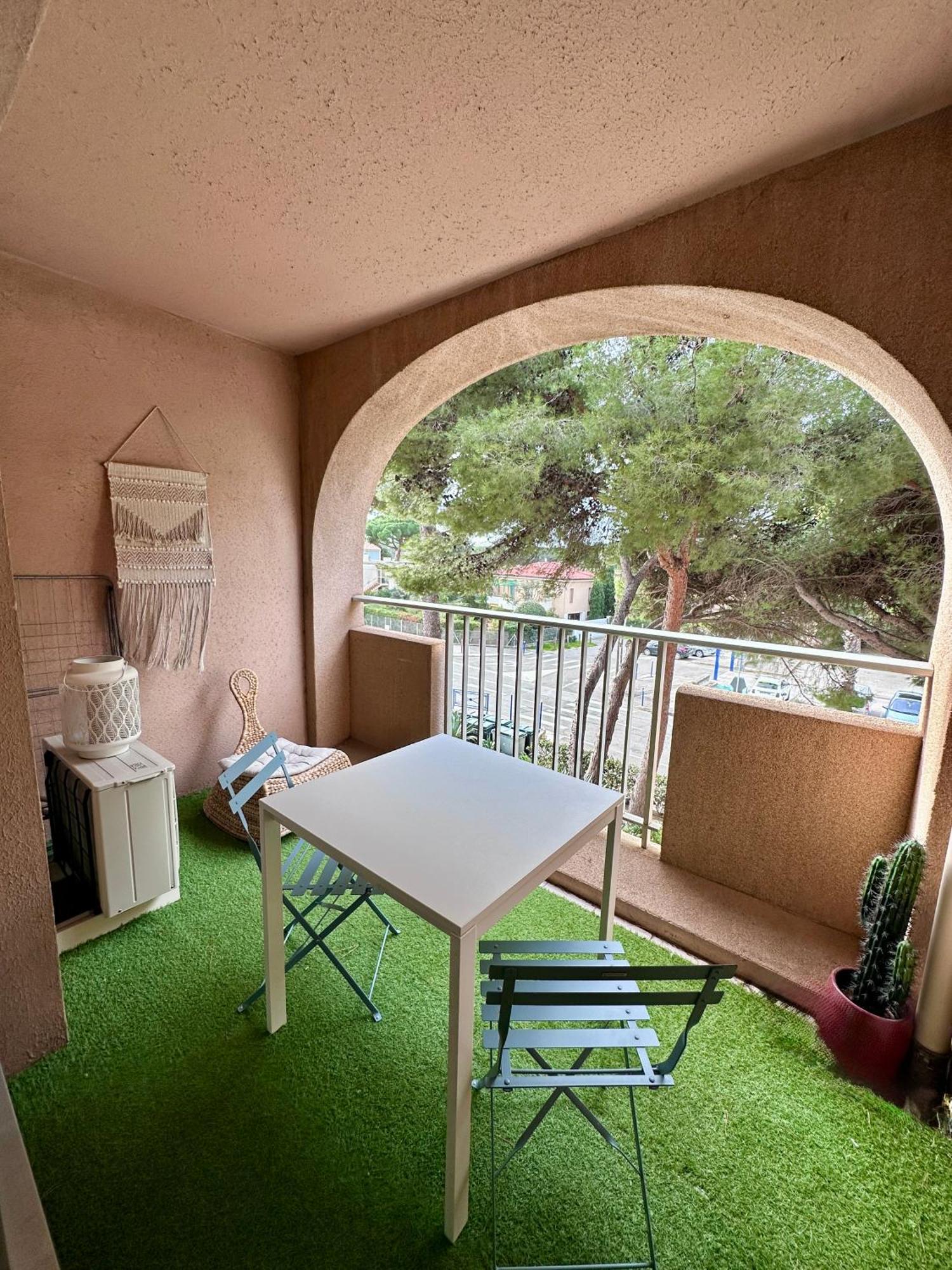 Studio Sur Le Port De Hyeres - A 2Min Des Plages, Clim & Balcon Экстерьер фото